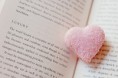 /album/galerie-photos/coeur-sur-un-livre-jpg/